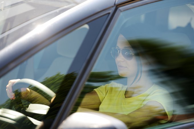 kobieta siedząca w samochodzie